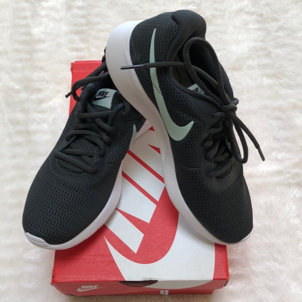 BOGO FREE!! WOMENS NIKE TANJUN🔥